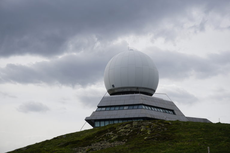 Radarstation am Rand Ballon