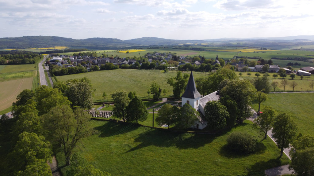 Blick auf Sargenroth und Kirche Nunweiler